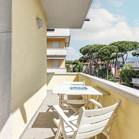 Comfy Apartment With Private Parking Near The Beach! Viareggio Bagian luar foto