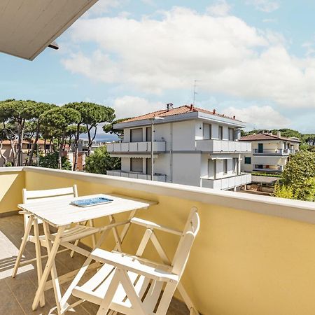 Comfy Apartment With Private Parking Near The Beach! Viareggio Bagian luar foto