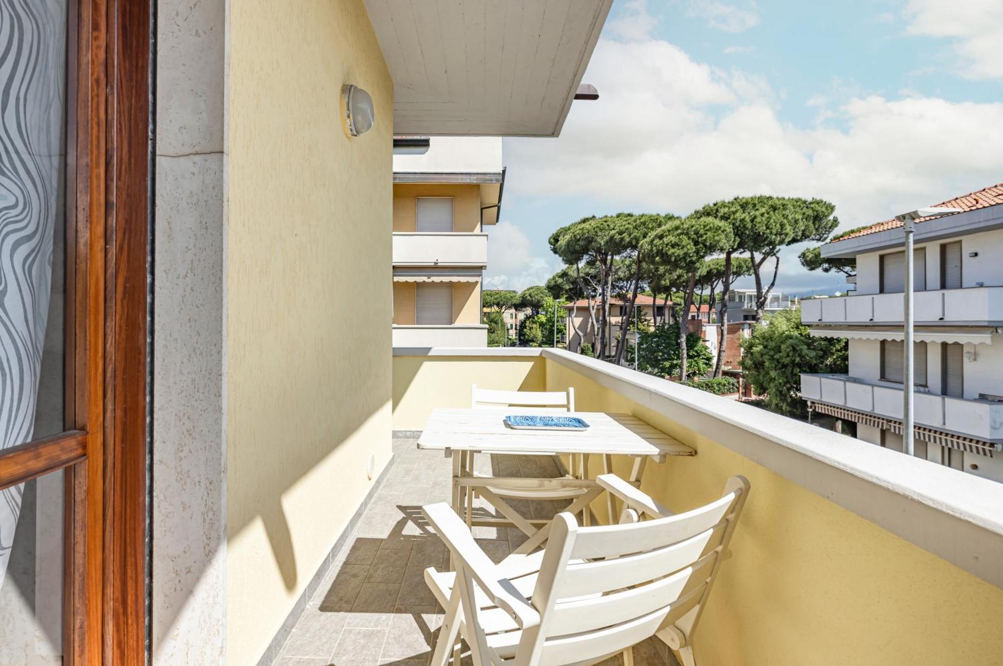 Comfy Apartment With Private Parking Near The Beach! Viareggio Bagian luar foto