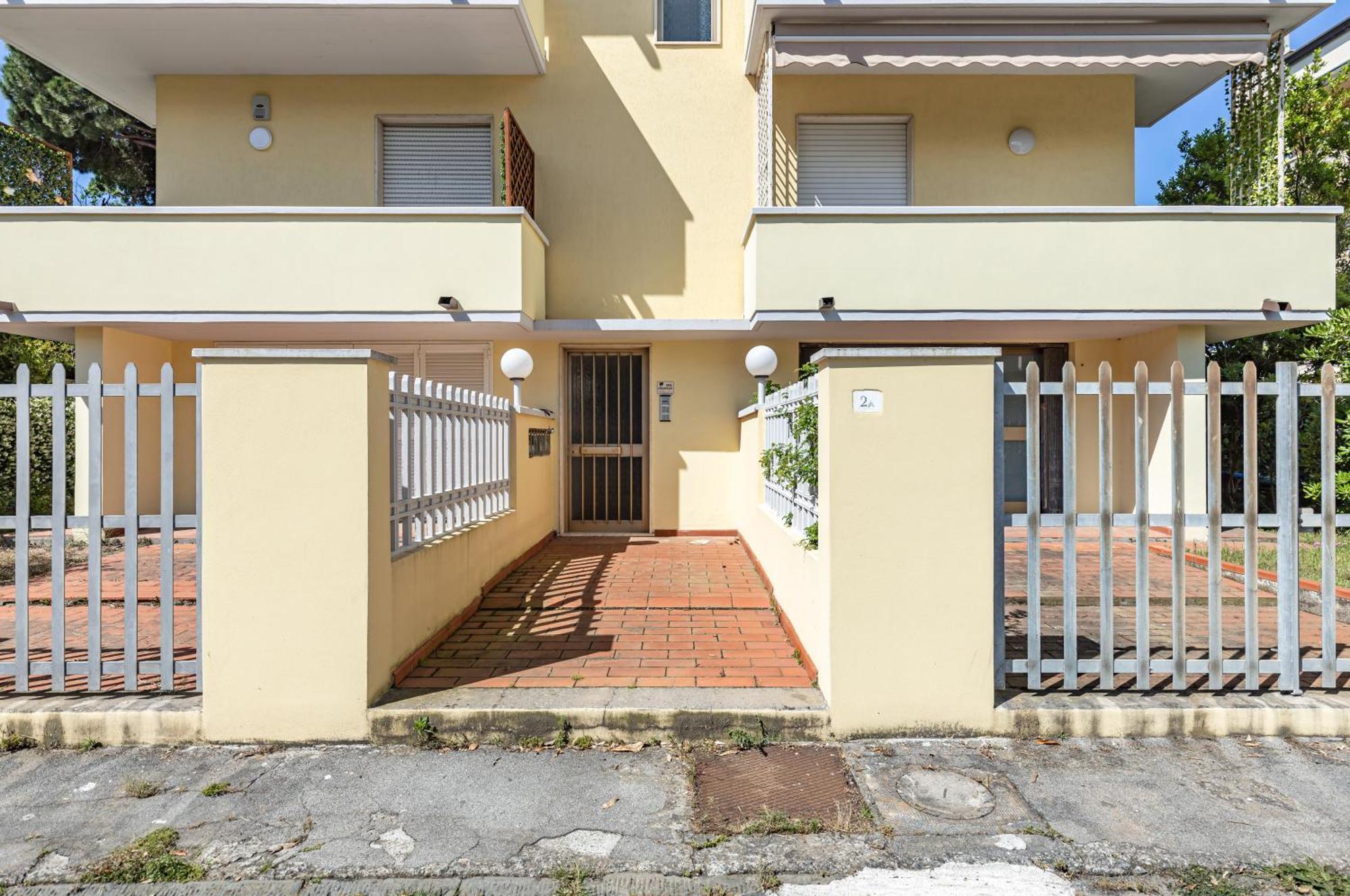 Comfy Apartment With Private Parking Near The Beach! Viareggio Bagian luar foto