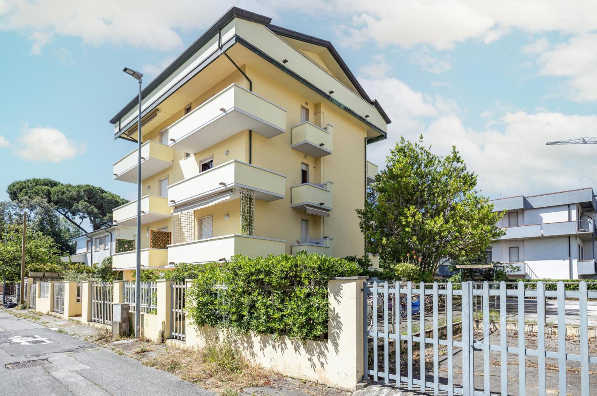 Comfy Apartment With Private Parking Near The Beach! Viareggio Bagian luar foto
